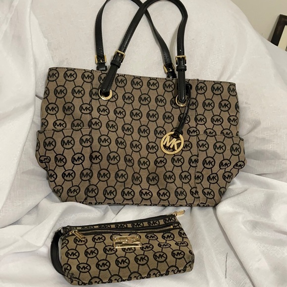 MICHAEL Michael Kors Handbags - Gentle Used Michael Kors set handbag and wristlet